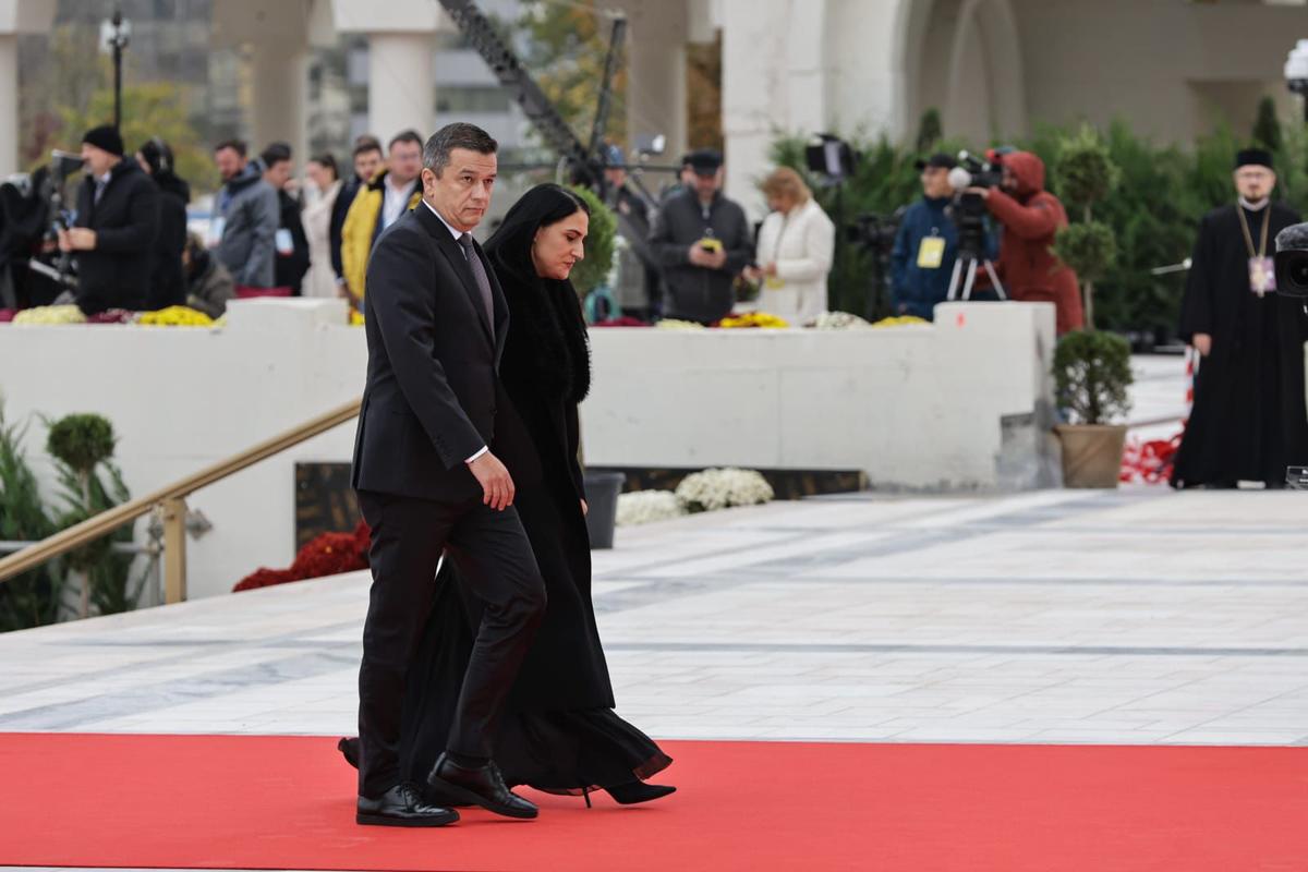 Cum și-a făcut apariția Gigi Becali la slujba de sfințire a picturii Catedralei Mântuirii Neamului