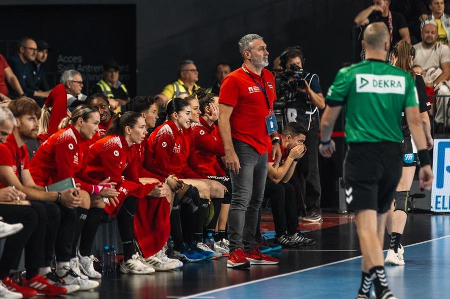 Antrenorul Carlos Viver pe banca Gloriei Bistrița Foto: Facebook/Gloria Bistrița Reacțiile ambelor echipe după ce Gloria Bistrița a produs surpriza în Liga Campionilor, reușind victoria contra lui Esbjerg: „Atacul a bătut apărarea”