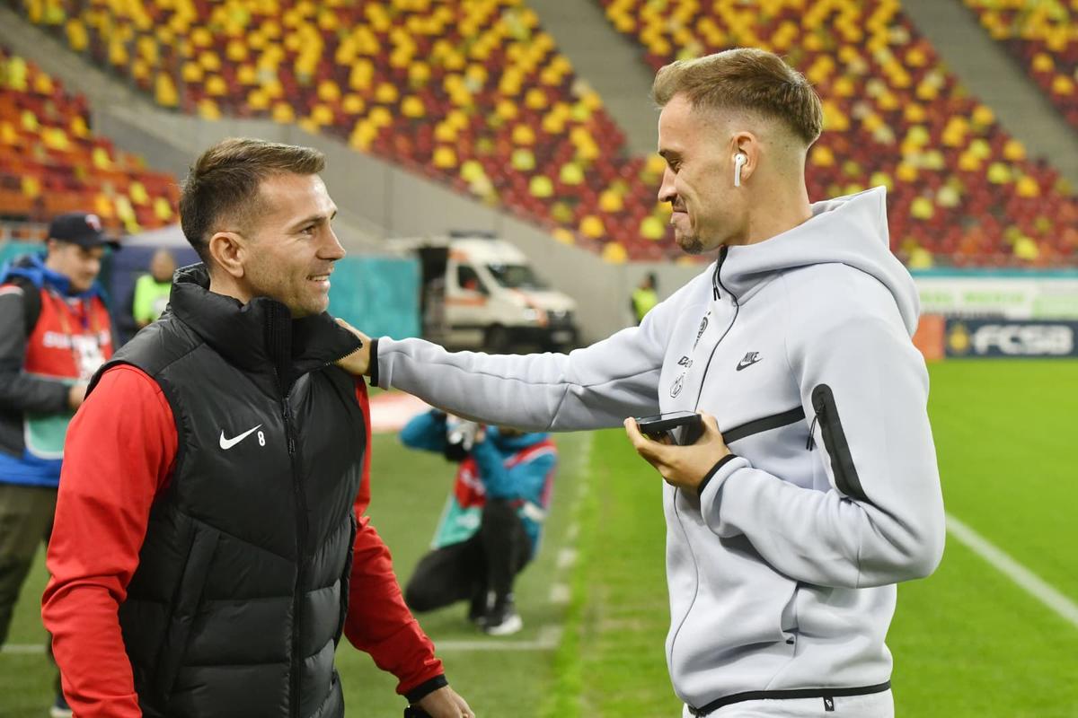 Imagini înainte de FCSB - UTA, de pe gazon