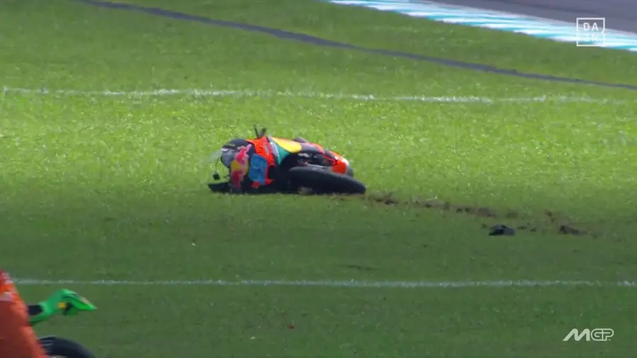 Accident violent în MotoGP » Pilot în pericol de moarte: a fost transportat imediat la spital, unde va fi supus la mai multe operații