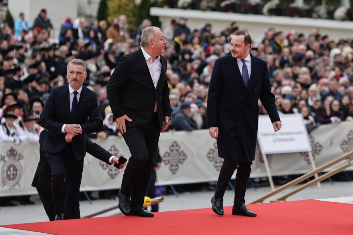 Cum și-a făcut apariția Gigi Becali la slujba de sfințire a picturii Catedralei Mântuirii Neamului