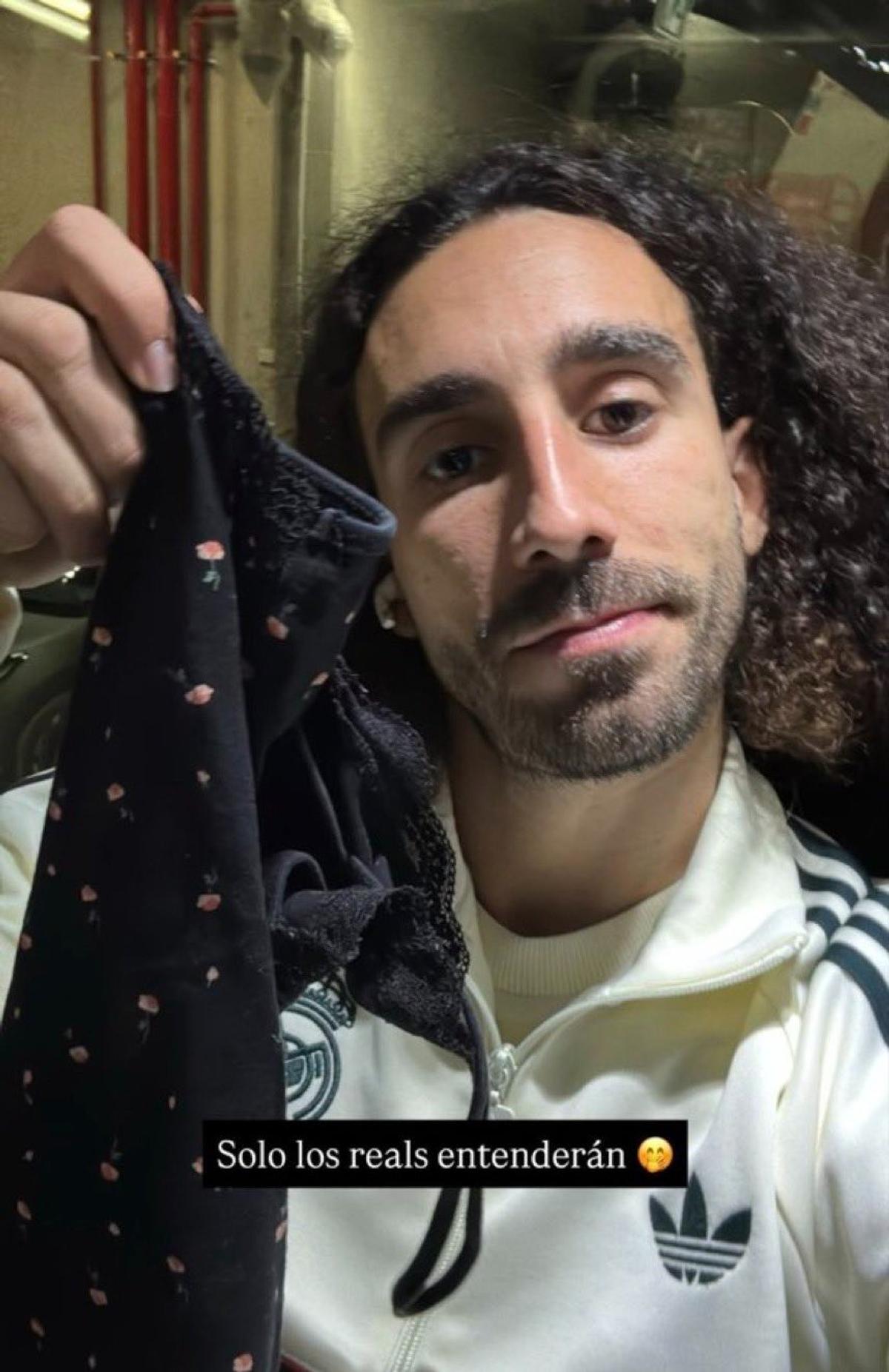 Talisman inedit » Cucurella a purtat în El Clasico o pijama parfumată de soția lui