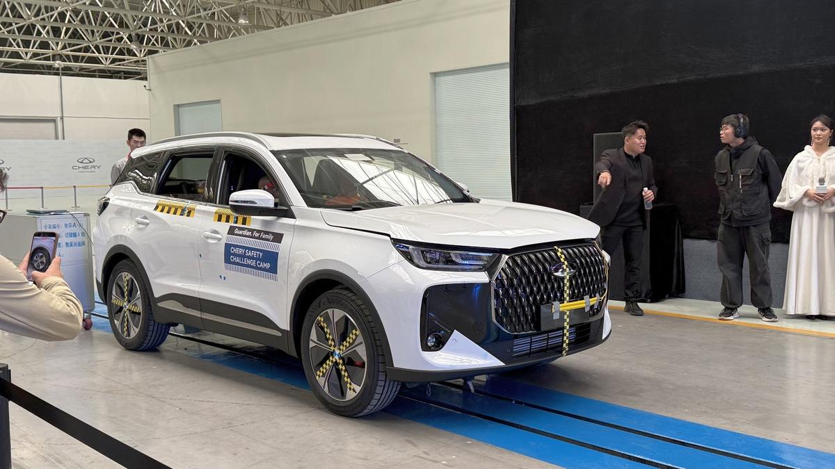 Proiectat într-un camion la 50 km/oră » Am participat la crash testul spectaculos organizat de Chery în China