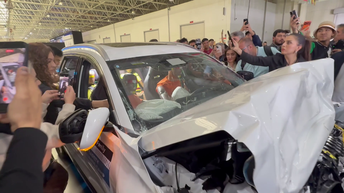 Proiectat într-un camion la 50 km/oră » Am participat la crash testul spectaculos organizat de Chery în China