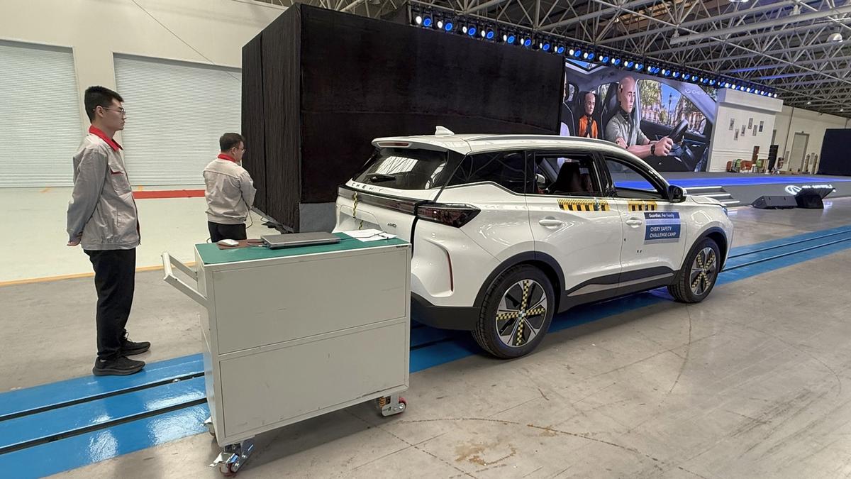 Proiectat într-un camion la 50 km/oră » Am participat la crash testul spectaculos organizat de Chery în China