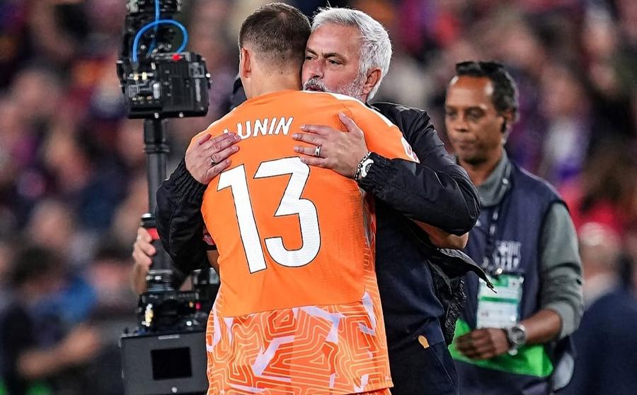 Ucraineanul a fost felicitat în mod special de Mourinho la finalul victoriei Mourinho l-a felicitat primul după victorie! Eroul de pe Camp Nou a fost pulverizat de „Generația de Suflet” în 2024