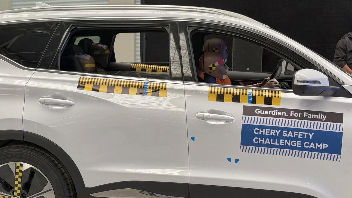 Proiectat într-un camion la 50 km/oră » Am participat la crash testul spectaculos organizat de Chery în China
