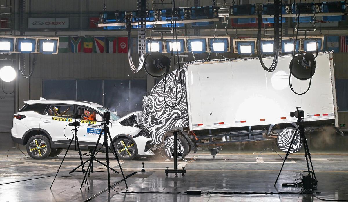 Proiectat într-un camion la 50 km/oră » Am participat la crash testul spectaculos organizat de Chery în China