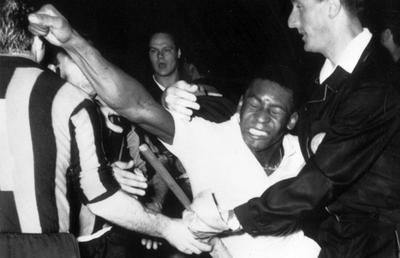 REMEMBER Ziua în care legendarul Pele a cedat: pumni cu adversarii într-un amical Inter - Santos