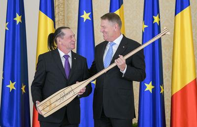VIDEO Ivan Patzaichin, decorat de Klaus Iohannis în ziua în care a împlinit 70 de ani » Iohannis: „Am discutat cu noul Guvern să mă implic în sportul românesc”