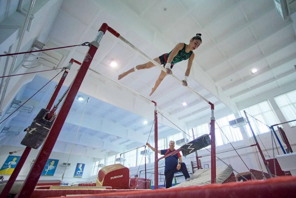 VIDEO REPORTAJ EXCLUSIV GSP // Gimnastica românească, într-o situație șocantă: cele mai promițătoare sportive se pregătesc într-o sală improprie, inundată de praf de magneziu!