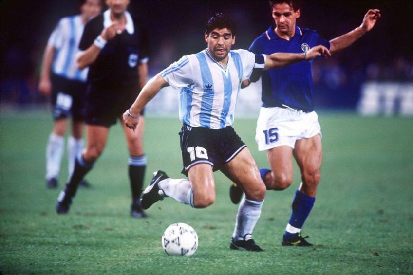 Diego Maradona și Roberto Baggio, în 1990 // foto: Imago