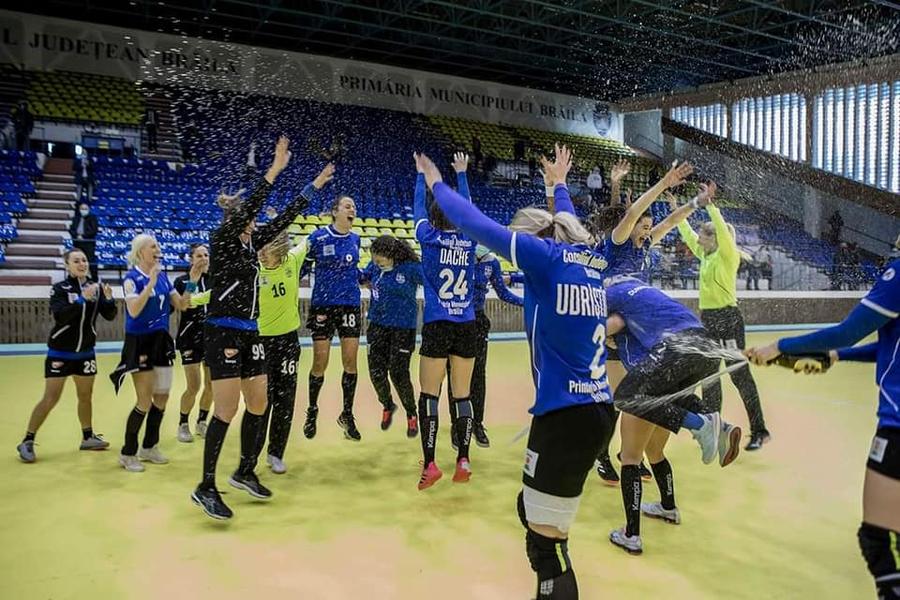 Baia de șampanie a brăilencelor după ce au eliminat Viborg FOTO Dan Potor Minaur Baia Mare și Dunărea Brăila și-au aflat grupele în EHF European League!