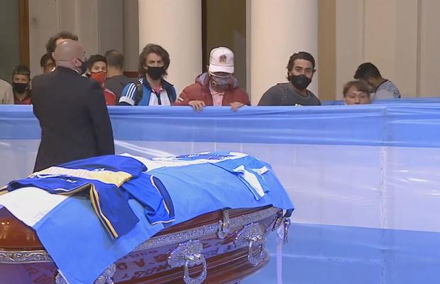 VIDEO Suporterii își iau AD10 de la Maradona! Nu au lipsit nici incidentele la pelerinajul la care participă mii de argentinieni