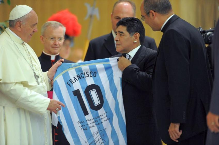 Diego Maradona și Papa Francisc în 2014 // foto: Guliver/gettyimages