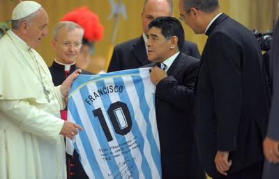 Papa Francisc, afectat de moartea lui Diego Maradona » Ce a trimis familiei marelui fotbalist