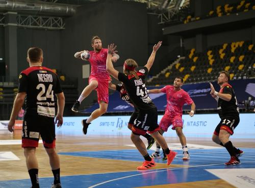 Vitaly Komogorov (în săritură) a jucat în trecut și la Dinamo. Azi își va înfrunta din nou vechii prieteni FOTO