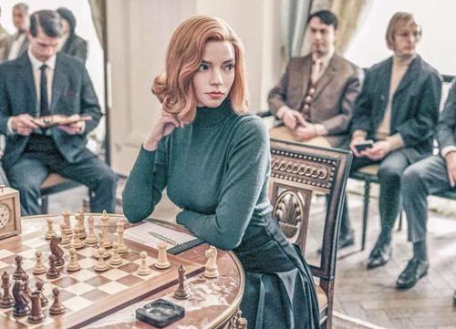 Serialul lansat de Netflix în octombrie 2020, „The Queen’s Gambit” - „Gambitul damei”, a bătut recordurile de audiență la o lună de la lansarea oficială.