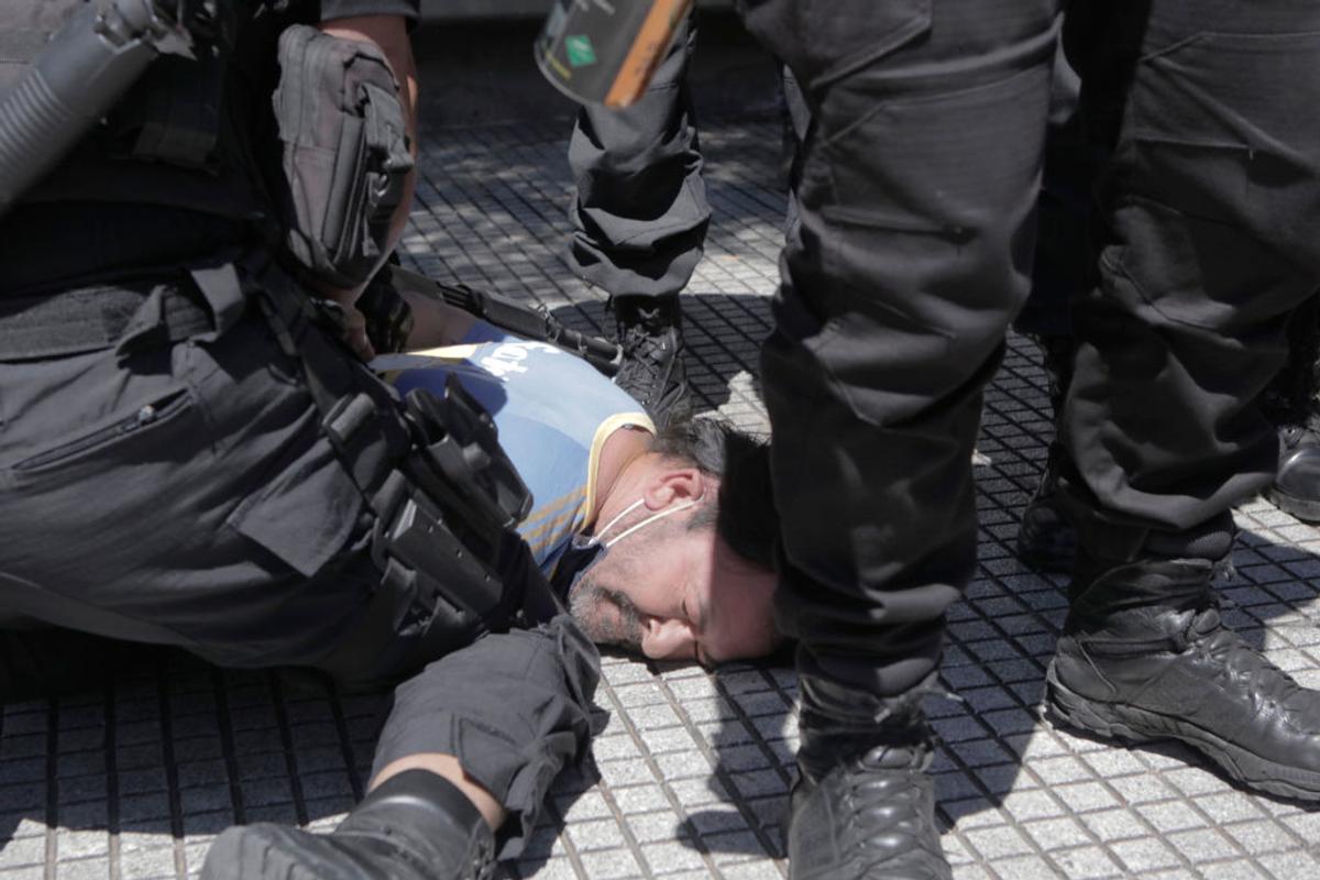 FOTO Conflicte violente pe străzile din Buenos Aires, după decizia familiei lui Maradona