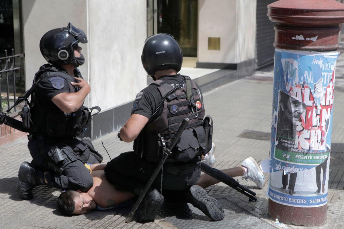 FOTO Conflicte violente pe străzile din Buenos Aires, după decizia familiei lui Maradona