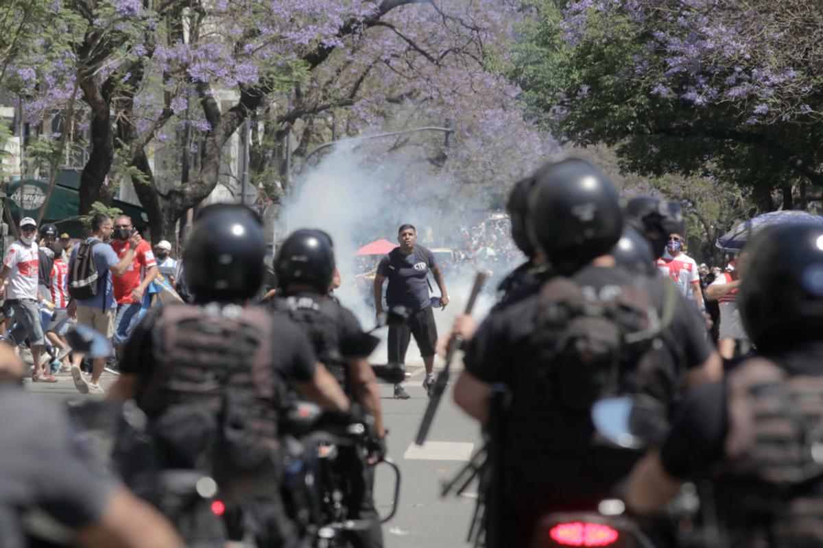 FOTO Conflicte violente pe străzile din Buenos Aires, după decizia familiei lui Maradona