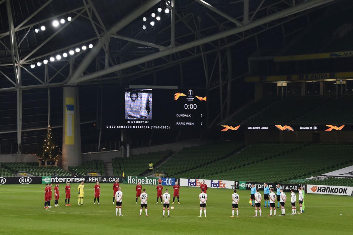 FOTO Diego Maradona, omagiat pe toate stadioanele din Europa League » Imagini impresionante