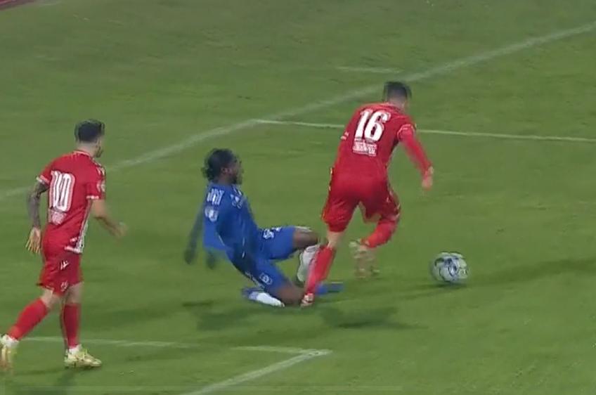 Momentul în care Sekou Sidibe l-a faultat pe  Nikos Kenourgios