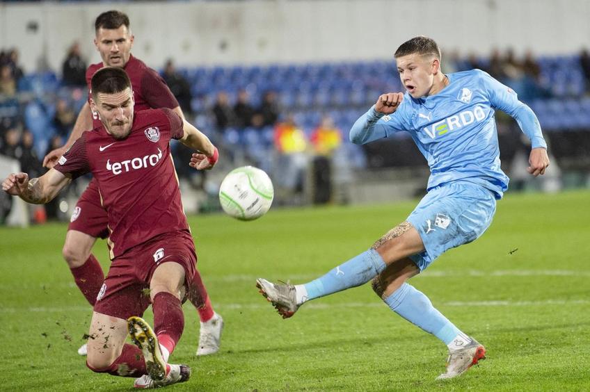 Mihai Bordeianu, în plan îndepărtat, a fost printre cei mai slabi jucători ai lui CFR Cluj cu Randers