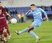 Mihai Bordeianu, în plan îndepărtat, a fost printre cei mai slabi jucători ai lui CFR Cluj cu Randers
