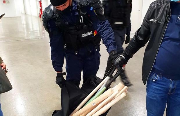 Dosar penal deschis în cazul bâtelor descoperite la derby-ul Craiovei » Detalii de la Parchet