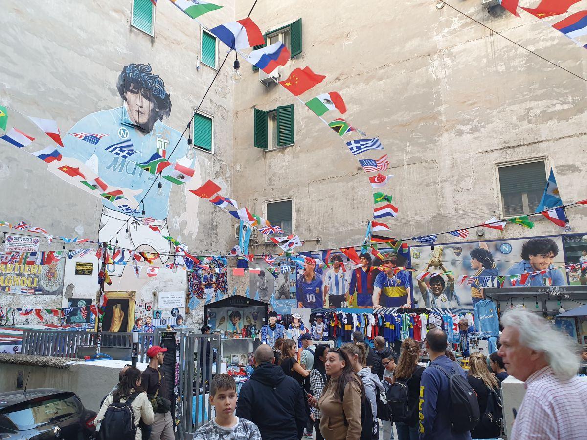 „Pelerinaj” în Napoli, orașul lui Maradona