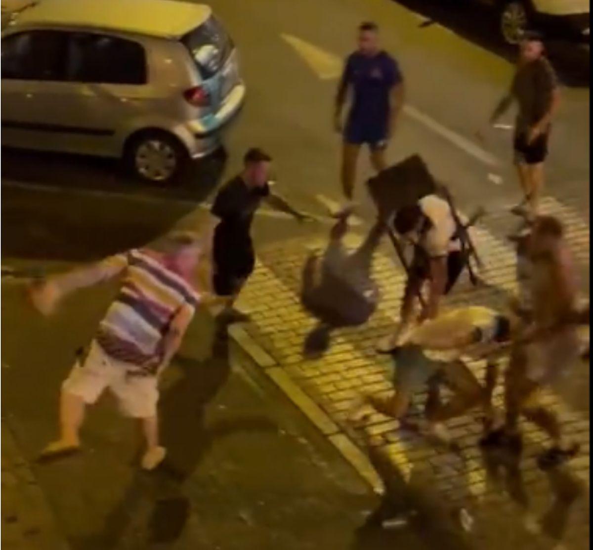 Bătaie în Tenerife între suporterii galezi și cei englezi