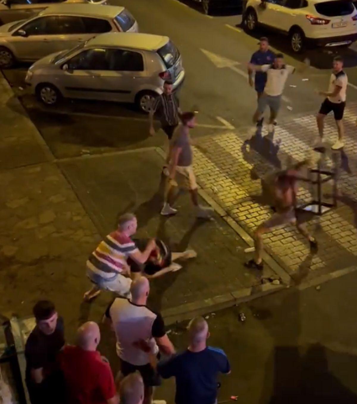 Bătaie în Tenerife între suporterii galezi și cei englezi