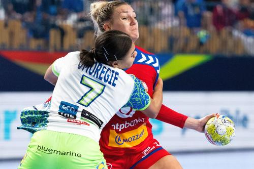 Andjela Janjusevici (în duel cu Elizabeth Omoregie) / Sursă foto: Imago Images