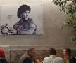 O imagine cu Maradona veghează asupra celor care iau cina pe o străduță din Quartieri Spagnoli
