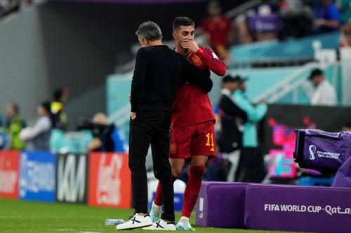 Luis Enrique, selecționerul naționalei Spaniei (stânga) și Ferran Torres (dreapta), extrema naționalei iberice.
Foto: Imago