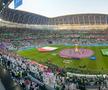 Atmosfera produsăd de fanii „vulturilor” e fantastică: arabii cântă non-stop și pun o presiune sufocantă pe polonezi, fluierați la fiecare atingere de balon.