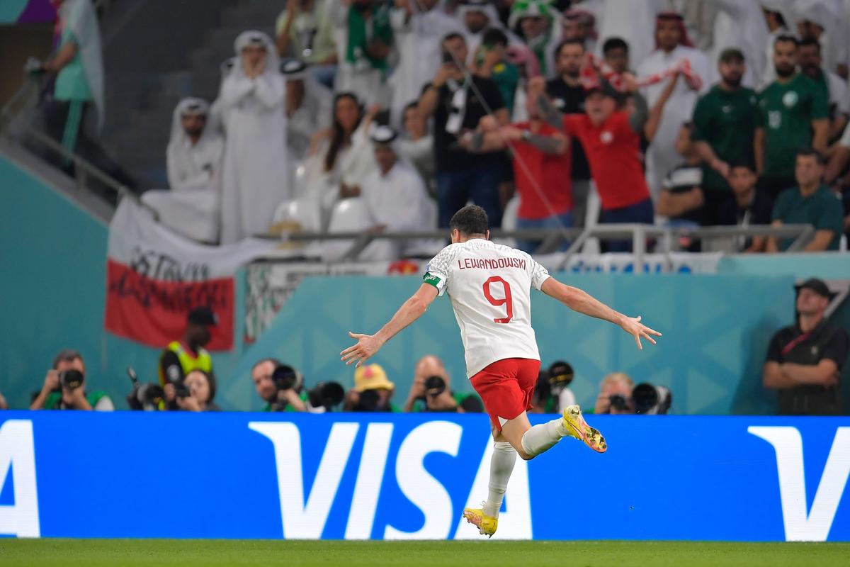 Lewandowski l-a egalat pe legendarul Pele și a început să plângă