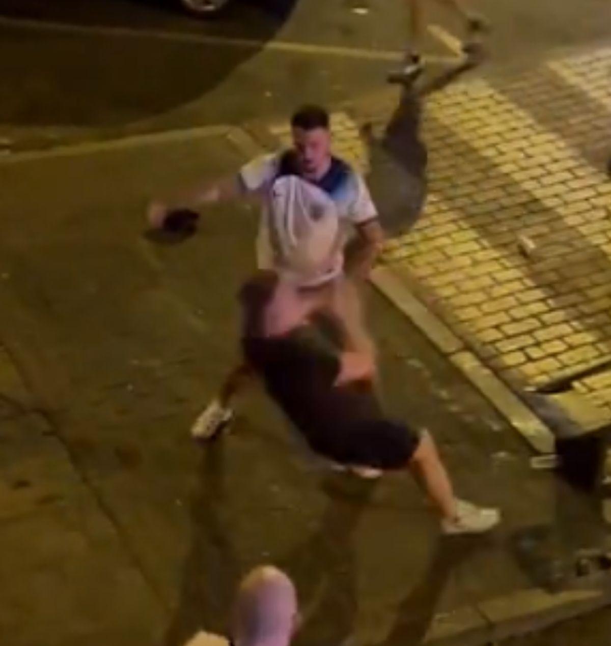 Bătaie în Tenerife între suporterii galezi și cei englezi