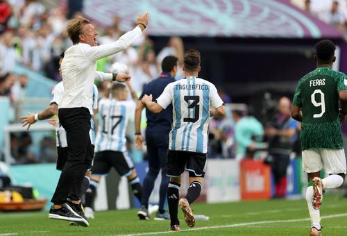 Herve Renard (54 de ani), antrenorul Arabiei Saudite, a negat informația conform căreia fiecare fotbalist saudit ar fi primit câte un Rolls Royce Phantom după victoria 2-1 cu Argentina, debutul în grupa C de la Campionatul Mondial.