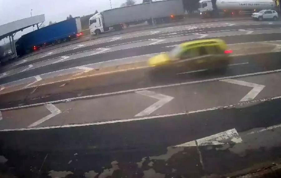 Momentul în care Cătălin Cherecheș părăsește România într-un taxi / Captură Libertatea Primarul implicat la un club de tradiție a fugit din România! Condamnat la 5 ani de închisoare, a ieșit din țară cu taxiul, cu buletinul unei rude!
