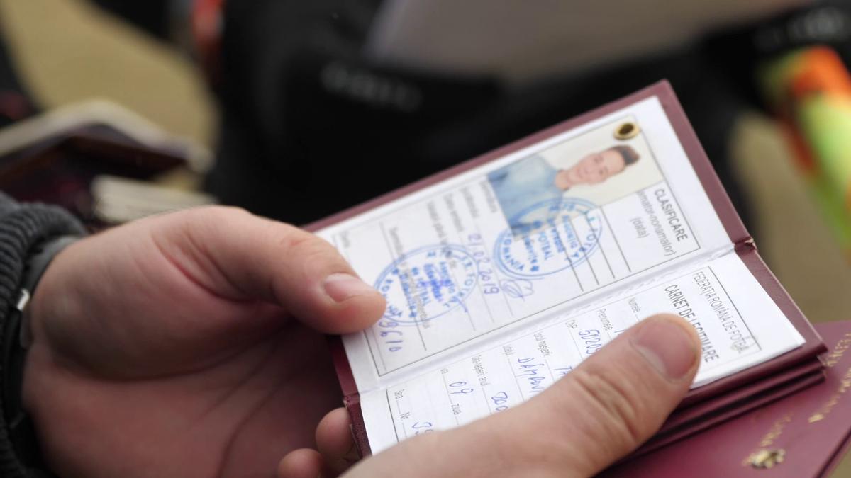 Vânătorul Rățoaia joacă cu mici și pastramă pe marginea terenului! „Uite-l și p-ăsta! Cu cerbul carpatin ne distrăm la maximum”