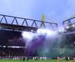 Moment INCREDIBIL pe stadionul Borussiei Dortmund » O echipă de renume din România, sărbătorită de nemți: torțe, fum și un mesaj imens