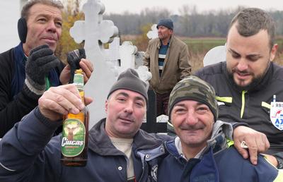 Vânătorul Rățoaia joacă cu mici și pastramă pe marginea terenului! „Uite-l și p-ăsta! Cu cerbul carpatin ne distrăm la maximum”