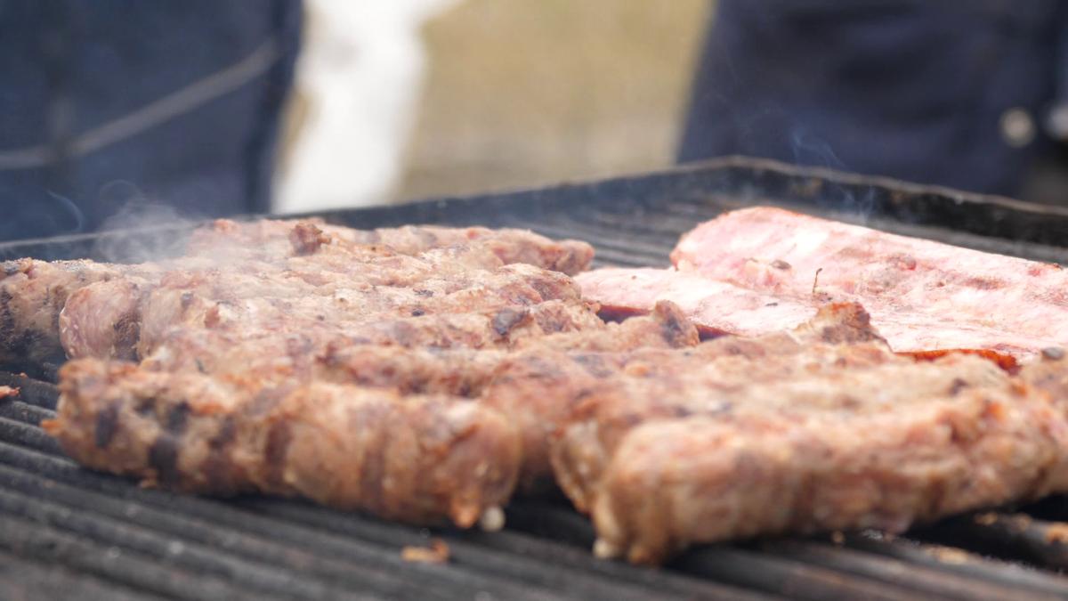 Vânătorul Rățoaia joacă cu mici și pastramă pe marginea terenului! „Uite-l și p-ăsta! Cu cerbul carpatin ne distrăm la maximum”