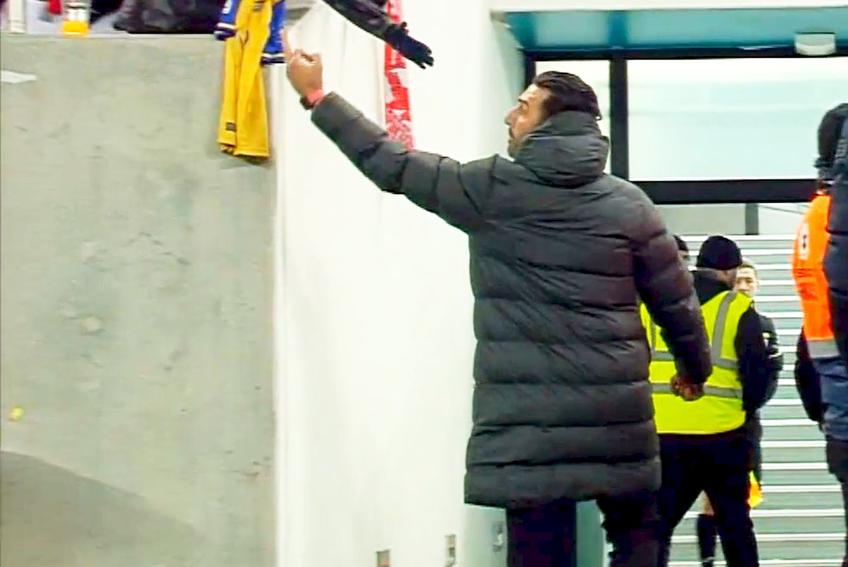 FCSB a învins-o pe Dinamo, scor 1-0. Elias Charalambous (43 de ani), antrenorul liderului din Superligă, și-a pierdut cumpătul și arătat un semn obscen imediat după fluierul final.