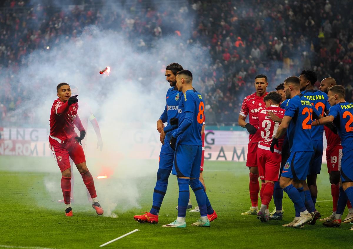 Torțe și petarde la Dinamo - FCSB