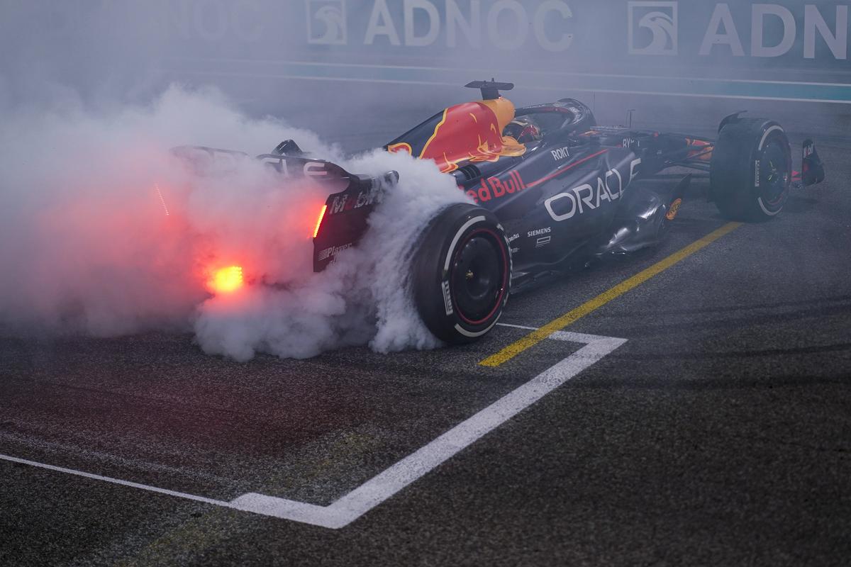 Max Verstappen a încheiat sezonul cu o victorie în Marele Premiu de la Abu Dhabi » Luptă pasionantă între Mercedes și Ferrari pentru locul al doilea