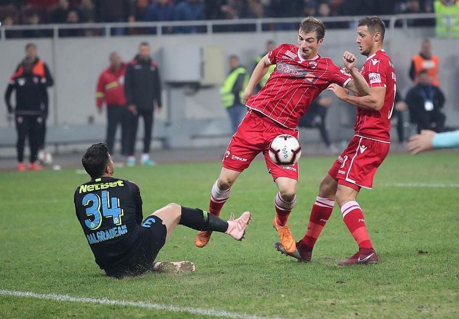 Daniel Popa și Katsikas, în duel cu Cristi Bălgrădean / Sursă foto: Arhivă GSP Se repetă scenariul? Cel mai bun indiciu că vom asista la un Derby de România incendiar
