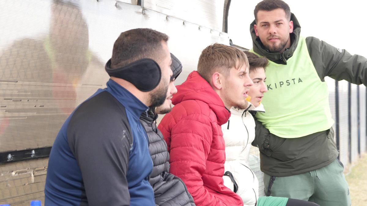 Vânătorul Rățoaia joacă cu mici și pastramă pe marginea terenului! „Uite-l și p-ăsta! Cu cerbul carpatin ne distrăm la maximum”